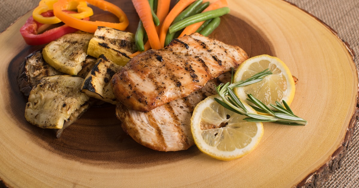 筋肉痛（DOMS）を早く治す食べ物10選｜回復を加速するタンパク質・抗酸化食品と食事タイミング